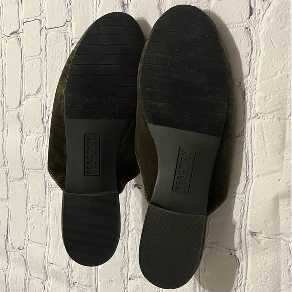 NWOT Kenneth Cole Reaction WYATT VELVET MULES Green Shoes Gold Embellishment - Picture 6 of 7
